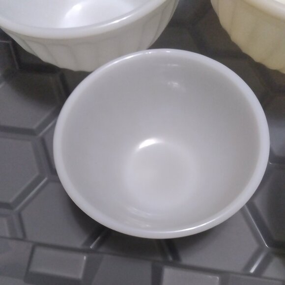 Vintage Fire King White Swirl 4-pc. Mixing Bowl Set 6",7",8",9" Cream & White - Picture 3 of 7